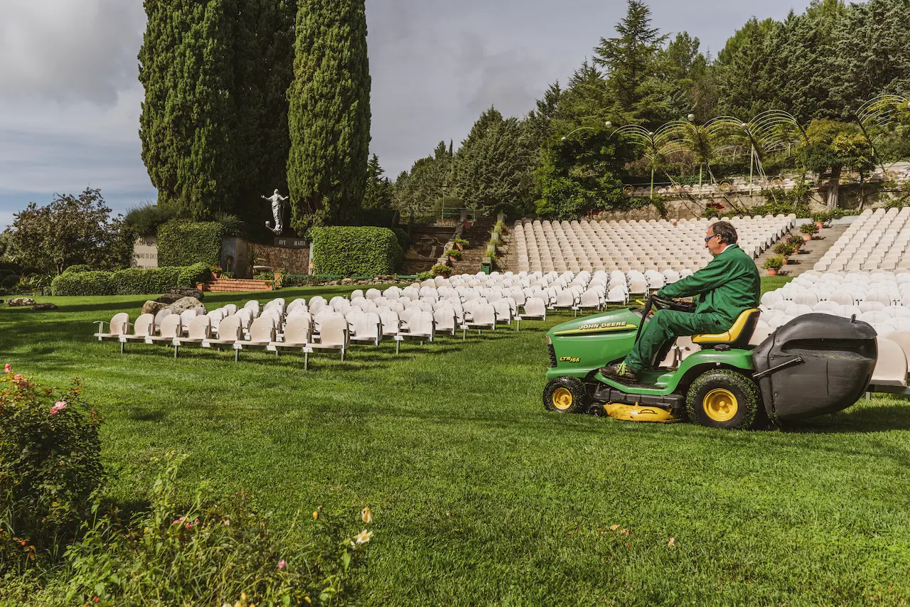 Team al lavoro nel verde
